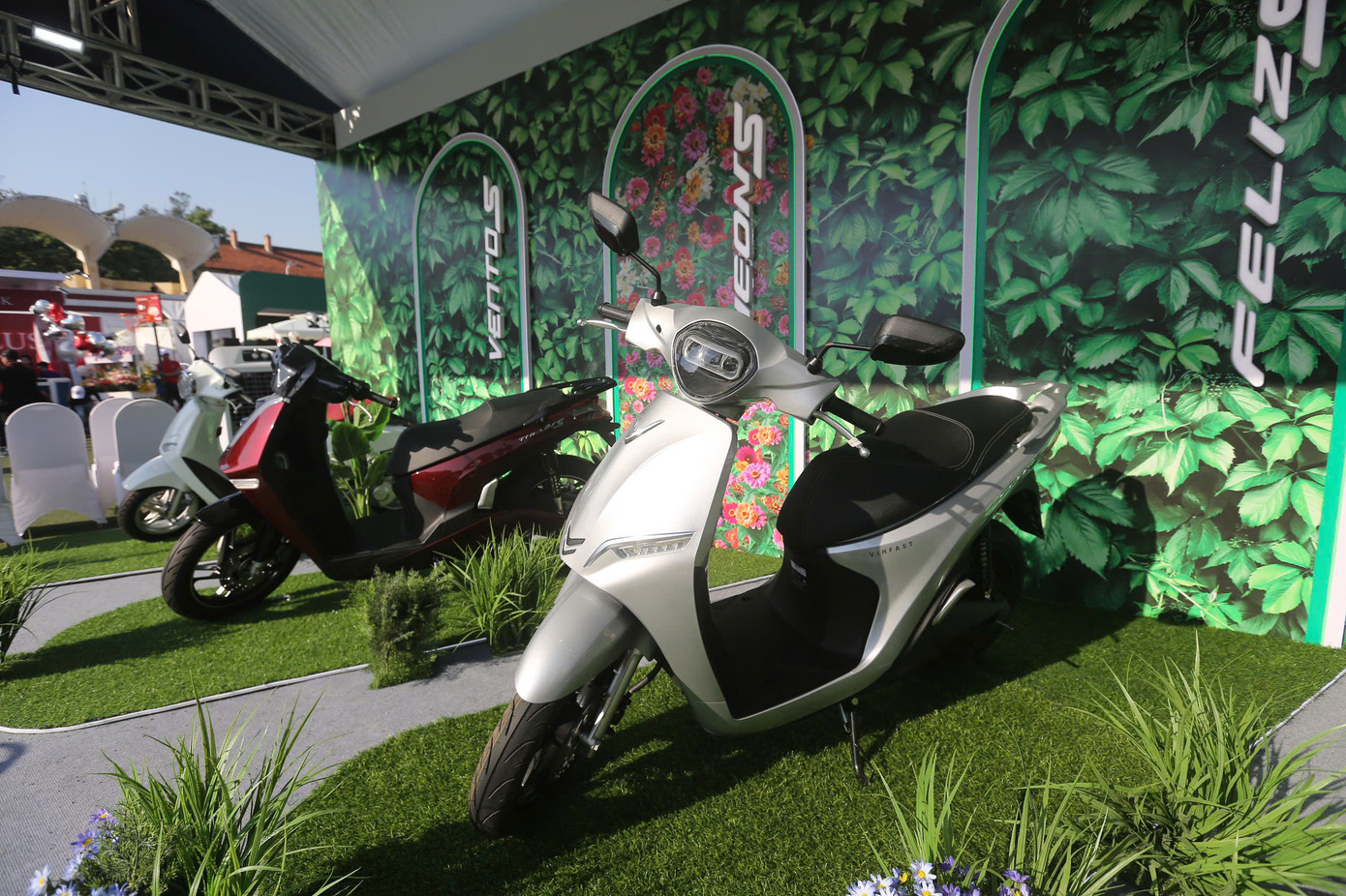 VinFast mang tới Ngày Thẻ Việt Nam 2024 - Sóng Festival chiếc xe máy điện mới để bạn trẻ trải nghiệm.