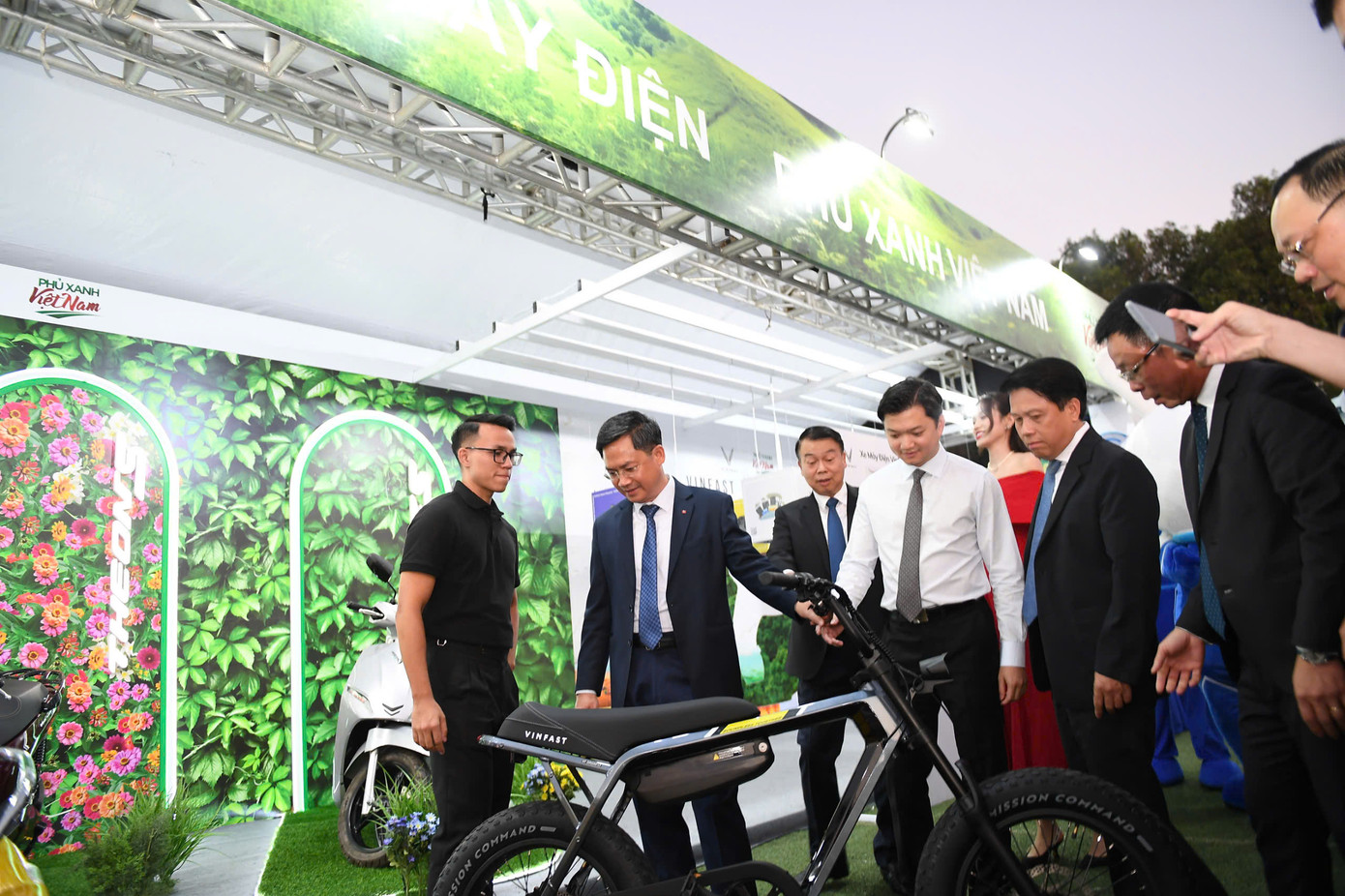 Đại diện Vinfast giới thiệu sản phẩm xe điện với đoàn đại biểu.