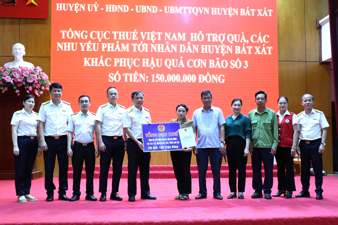 Phó Chủ tịch Công đoàn Trần Xuân Tú trao ủng hộ của cán bộ, công chức, viên chức và người lao động ngành Thuế ủng hộ bà con huyện Bát Xát. Phó Chủ tịch Công đoàn Trần Xuân Tú trao ủng hộ của cán bộ, công chức, viên chức và người lao động ngành Thuế ủng hộ bà con huyện Bát Xát.