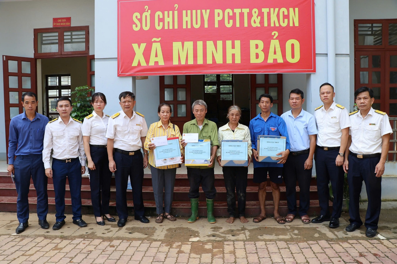 Tại xã Minh Bảo, Đoàn công tác đã trao ủng hộ cho các hộ gia đình bị thiệt hại nặng nề sau bão lũ. Tại xã Minh Bảo, Đoàn công tác đã trao ủng hộ cho các hộ gia đình bị thiệt hại nặng nề sau bão lũ.