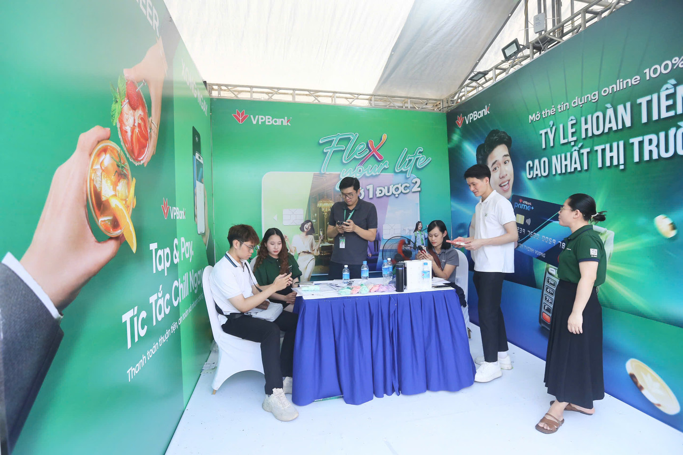 Bạn trẻ mở tài khoản, nhận quà tại gian hàng của Ngân hàng VPBank.