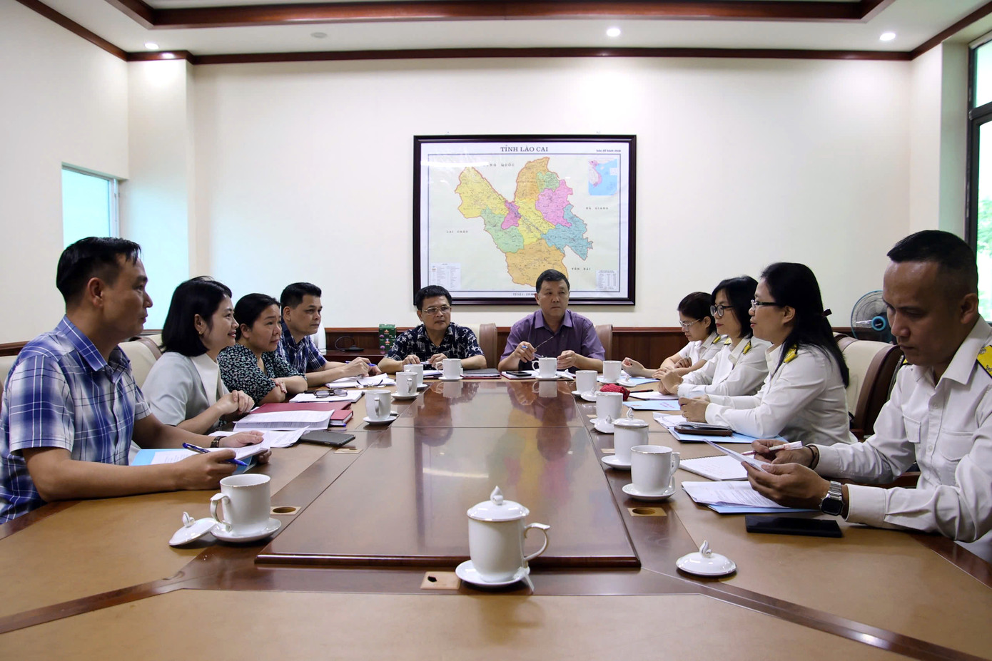 Đoàn công tác của Tổng cục Thuế trực tiếp trao đổi và giải đáp những vướng mắc của Cục Thuế tỉnh Lào Cai.