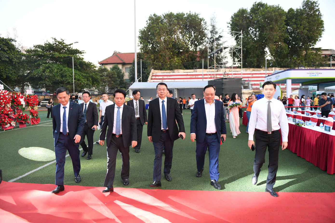 Đoàn đại biểu tham quan bắt đầu tham quan, trải nghiệm gian hàng tại Ngày Thẻ Việt Nam 2024 - Sóng Festival.