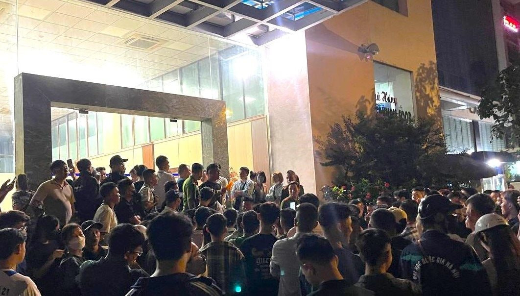 Nhiều người lao động vây quanh trụ sở Công ty Educa Việt Nam trong đêm để yêu cầu làm rõ việc bị hoãn xuất cảnh bất ngờ. Ảnh: CTV.