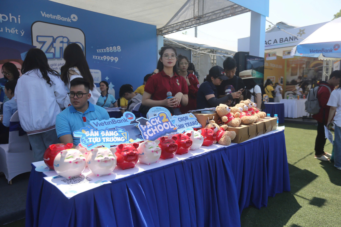 Gian hàng Ngân hàng VietinBank mang tới các phần quà cho bạn trẻ như gấu bông, lợn đất..