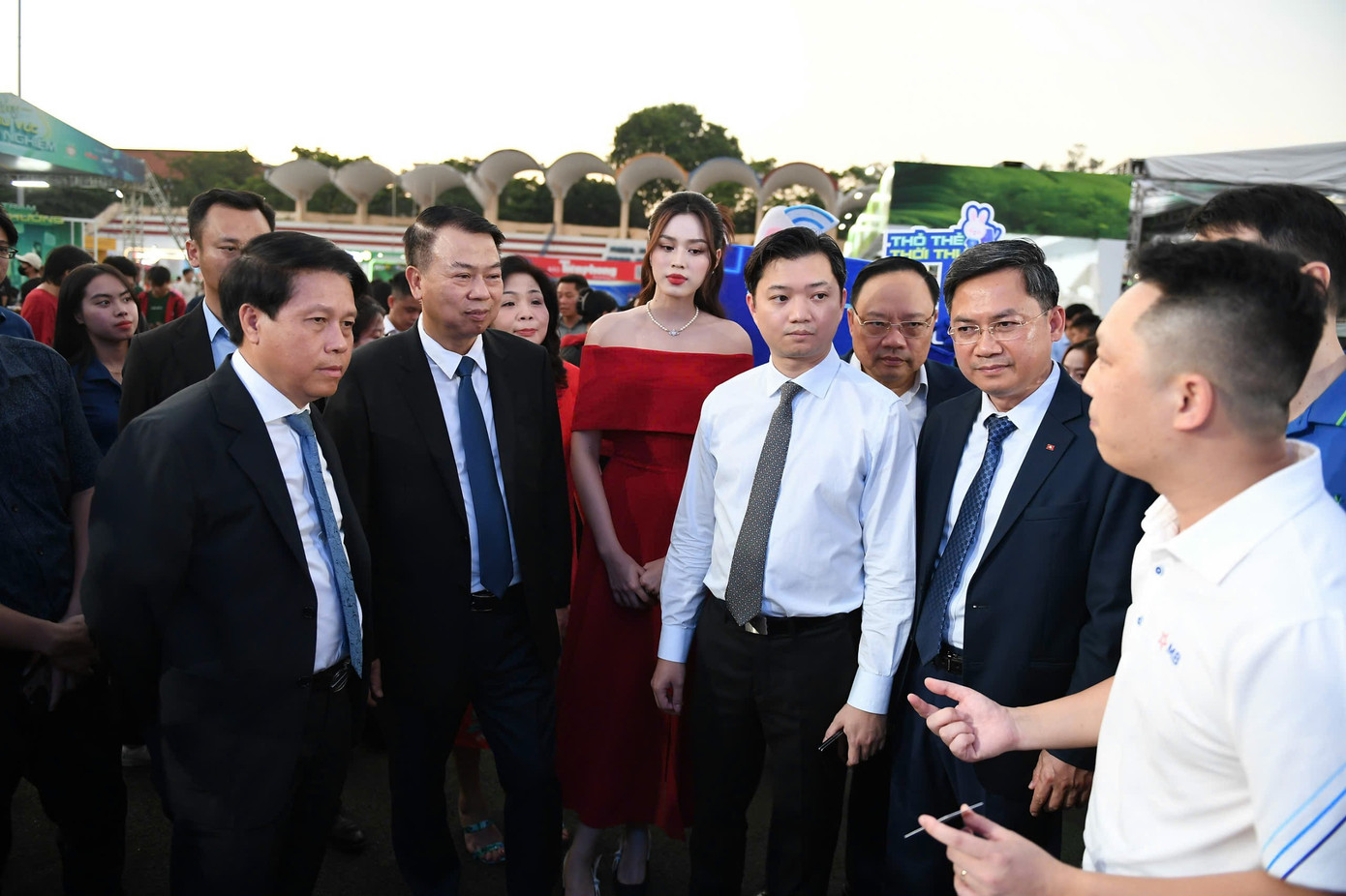 Đại diện Ngân hàng MB giới thiệu với đoàn đại biểu về công nghệ thanh toán tại Ngày Thẻ Việt Nam 2024 - Sóng Festival.