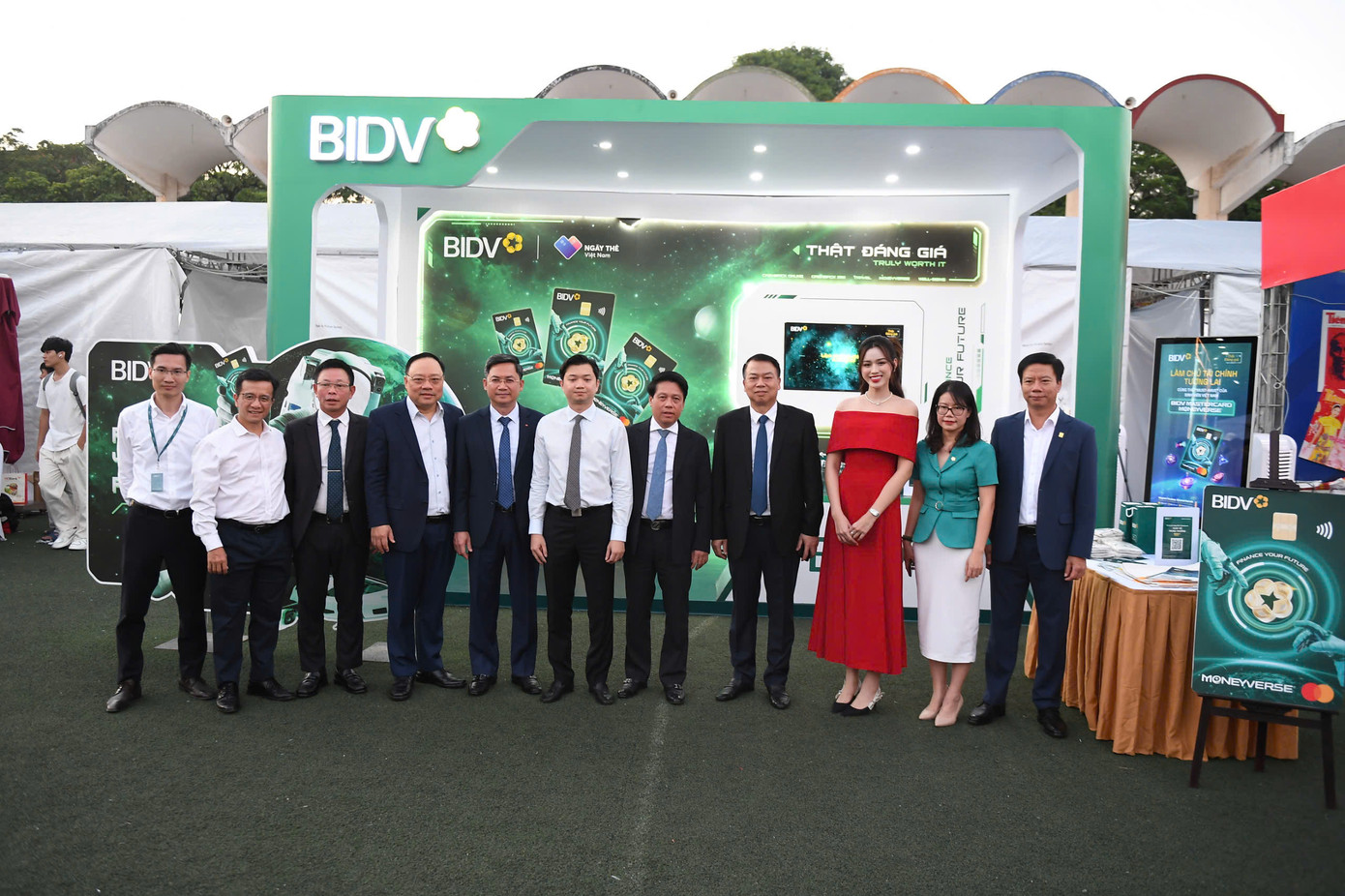 Đoàn đại biểu tham quan gian hàng Ngân hàng BIDV.