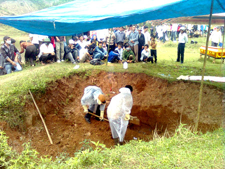 Cơ quan chức năng tiến hành đào mộ để khám nghiệm tử thi