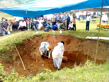 Cơ quan chức năng tiến hành đào mộ để khám nghiệm tử thi. Ảnh: Đất Việt Cơ quan chức năng tiến hành đào mộ để khám nghiệm tử thi