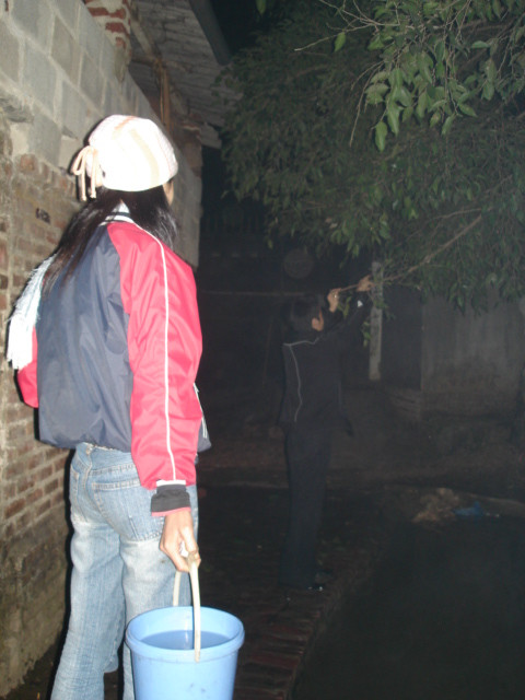 Xin nước thiêng tại đền Cấm ( thị trấn Đồng Mỏ)