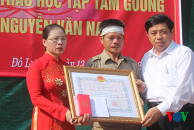 Ngày 13/5, ông Nguyễn Xuân Đường (phải)trao tặng Huân chương Dũng cảm cho gia đình học sinh xả thân cứu người. Ngày 13/5, ông Nguyễn Xuân Đường (phải)trao tặng Huân chương Dũng cảm cho gia đình học sinh xả thân cứu người