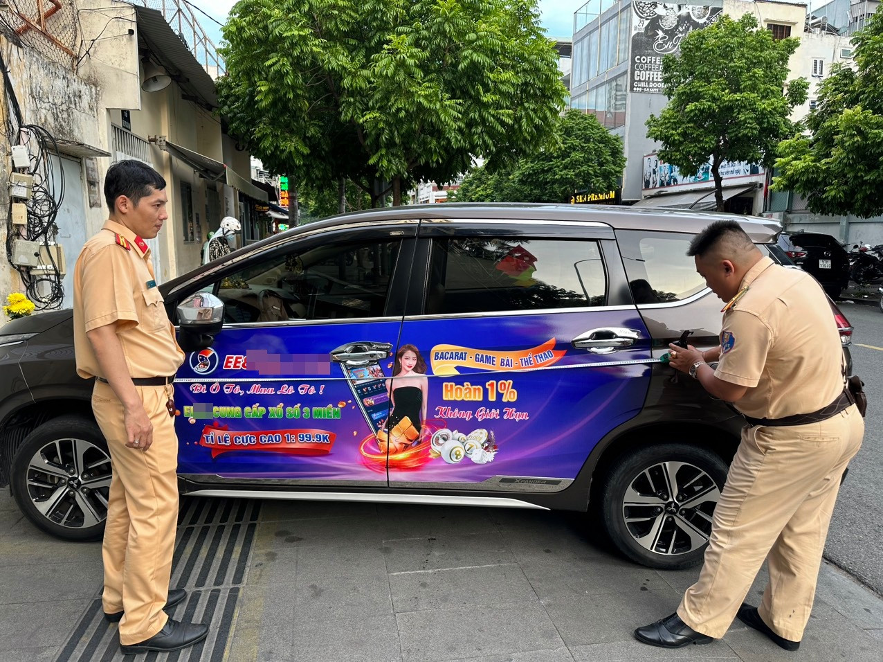 Một phương tiện vận tải quảng cáo trang web cờ bạc. Ảnh: CTV