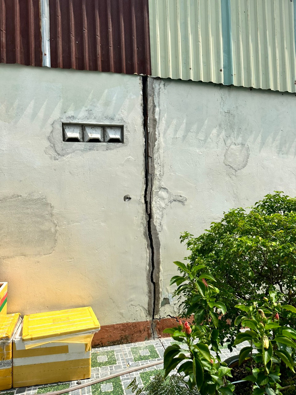 Nhiều khu vực xảy ra tình trạng lún, nứt, nguy cơ sạt lở rất cao. Ảnh: CTV Nhiều khu vực xảy ra tình trạng lún, nứt, nguy cơ sạt lở rất cao. Ảnh: CTV