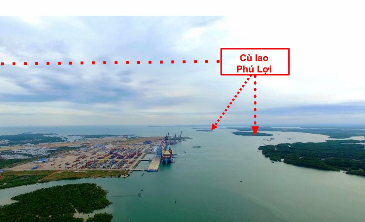 Vị trí dự kiến của cảng được đặt tại Cù lao Phú Lợi ở cửa sông Cái Mép - Thị Vải (huyện Cần Giờ), gần các tuyến hàng hải quốc tế đi qua Biển Đông. Vị trí cảng được đánh giá là tốt nhất Việt Nam hiện nay, có độ sâu khoảng 14m, đảm bảo tiếp nhận thành công tàu trọng tải đến 232.494 tấn (sức chở 24.188 Teu) giảm tải.
