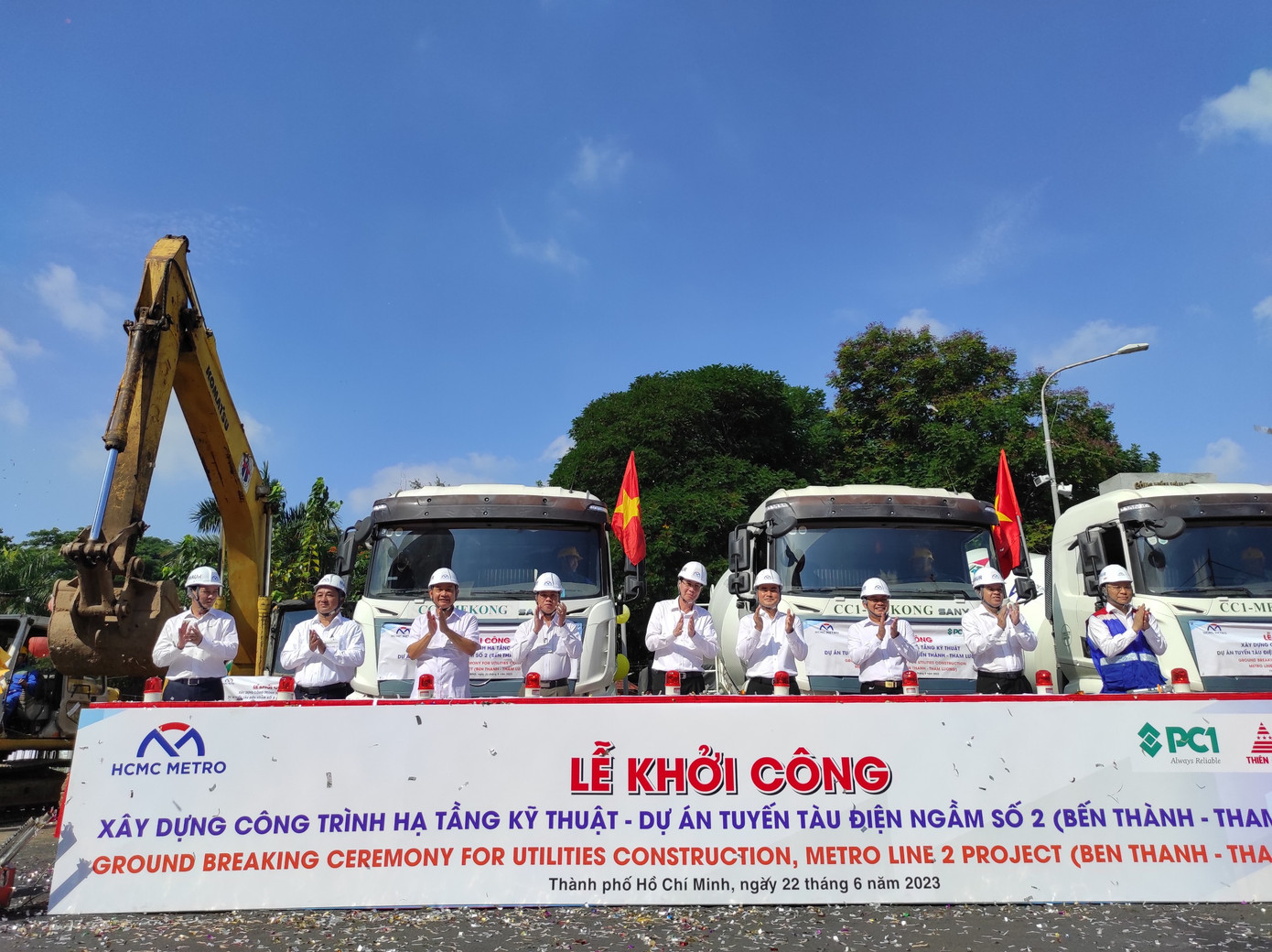 Các đại biểu thực hiện nghi thức khởi công dự án. Các đại biểu thực hiện nghi thức khởi công dự án.