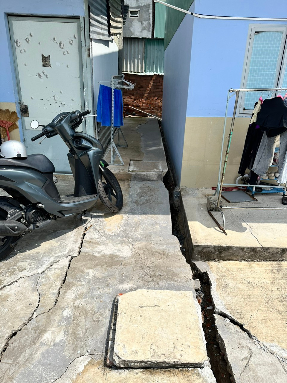 Một số căn nhà bị nghiêng về phía kênh. Ảnh: CTV Một số căn nhà bị nghiêng về phía kênh. Ảnh: CTV