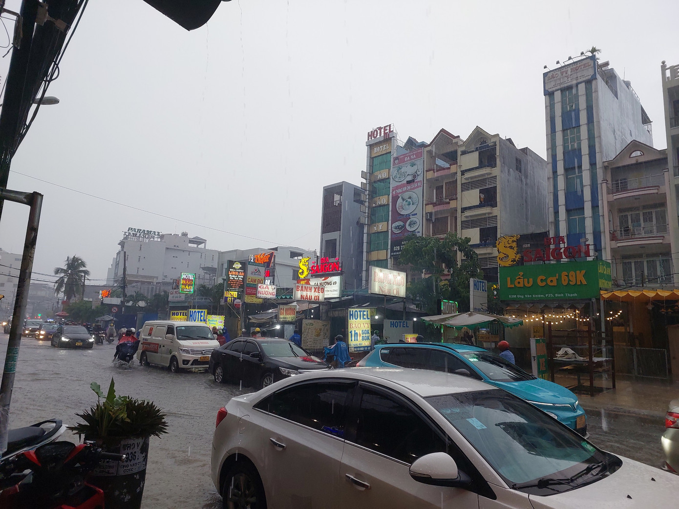 Ùn ứ phương tiện trên đường Ung Văn Khiêm (quận Bình Thạnh). Ảnh: CTV Ùn ứ phương tiện trên đường Ung Văn Khiêm (quận Bình Thạnh). Ảnh: CTV