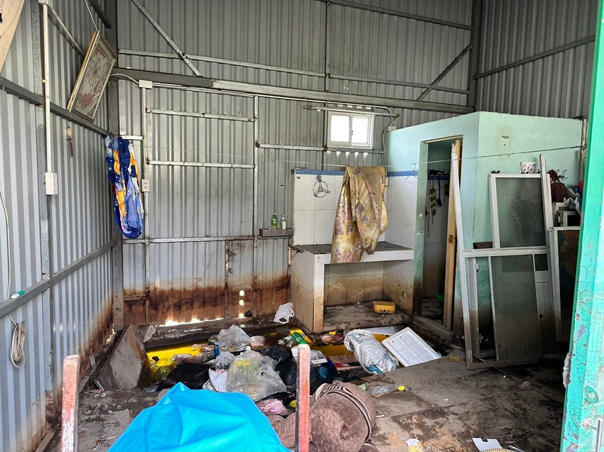 Hiện 13 hộ dân đã di dời về chỗ ở mới để đảm bảo an toàn. Ảnh: CTV Hiện 13 hộ dân đã di dời về chỗ ở mới để đảm bảo an toàn. Ảnh: CTV