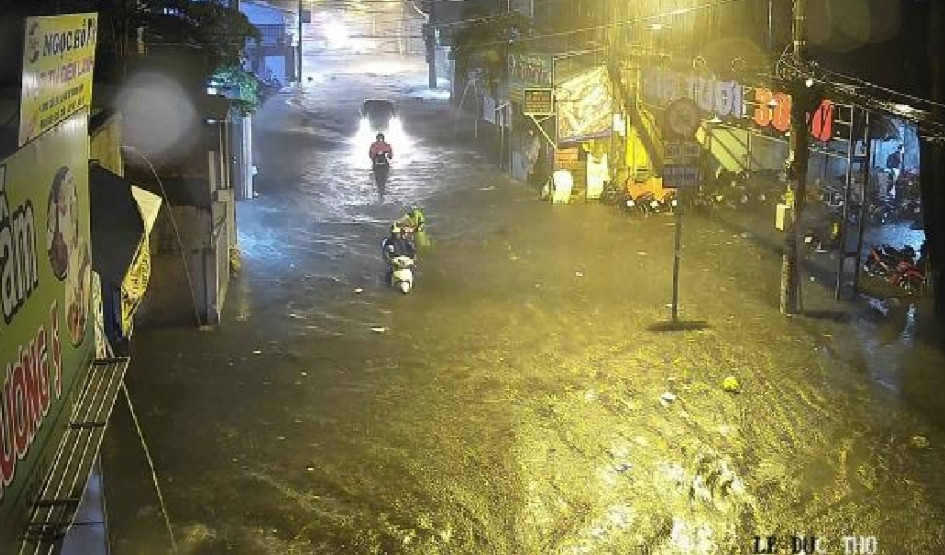 Đường Lê Đức Thọ (quận Gò Vấp) trong cơn mưa nặng hạt tối 22/6.