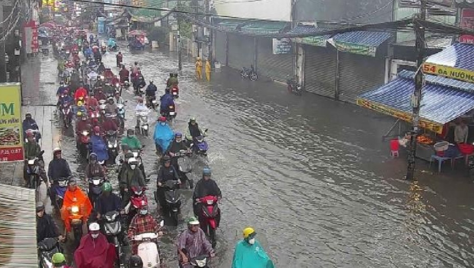 Người dân vất vả di chuyển trên đường Ung Văn Khiêm (quận Bình Thạnh) trong cơn mưa chiều 28/6. Người dân vất vả di chuyển trên đường Ung Văn Khiêm (quận Bình Thạnh) trong cơn mưa chiều 28/6.
