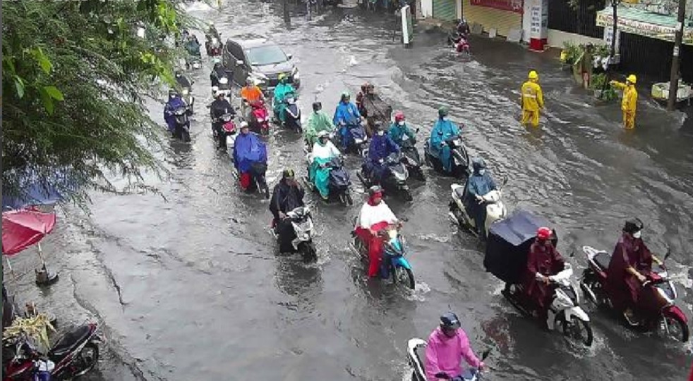 Đường Đinh Bộ Lĩnh (quận Bình Thạnh) ngập kéo dài sau cơn mưa lớn. Đường Đinh Bộ Lĩnh (quận Bình Thạnh) ngập kéo dài sau cơn mưa lớn.