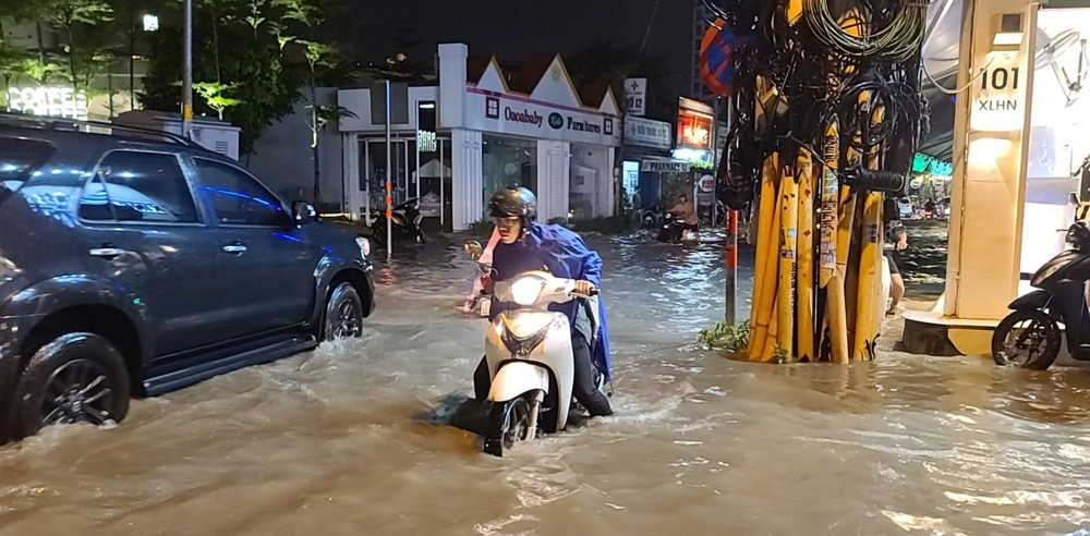 Mưa lớn gây ngập úng tại nhiều nơi ở TPHCM.