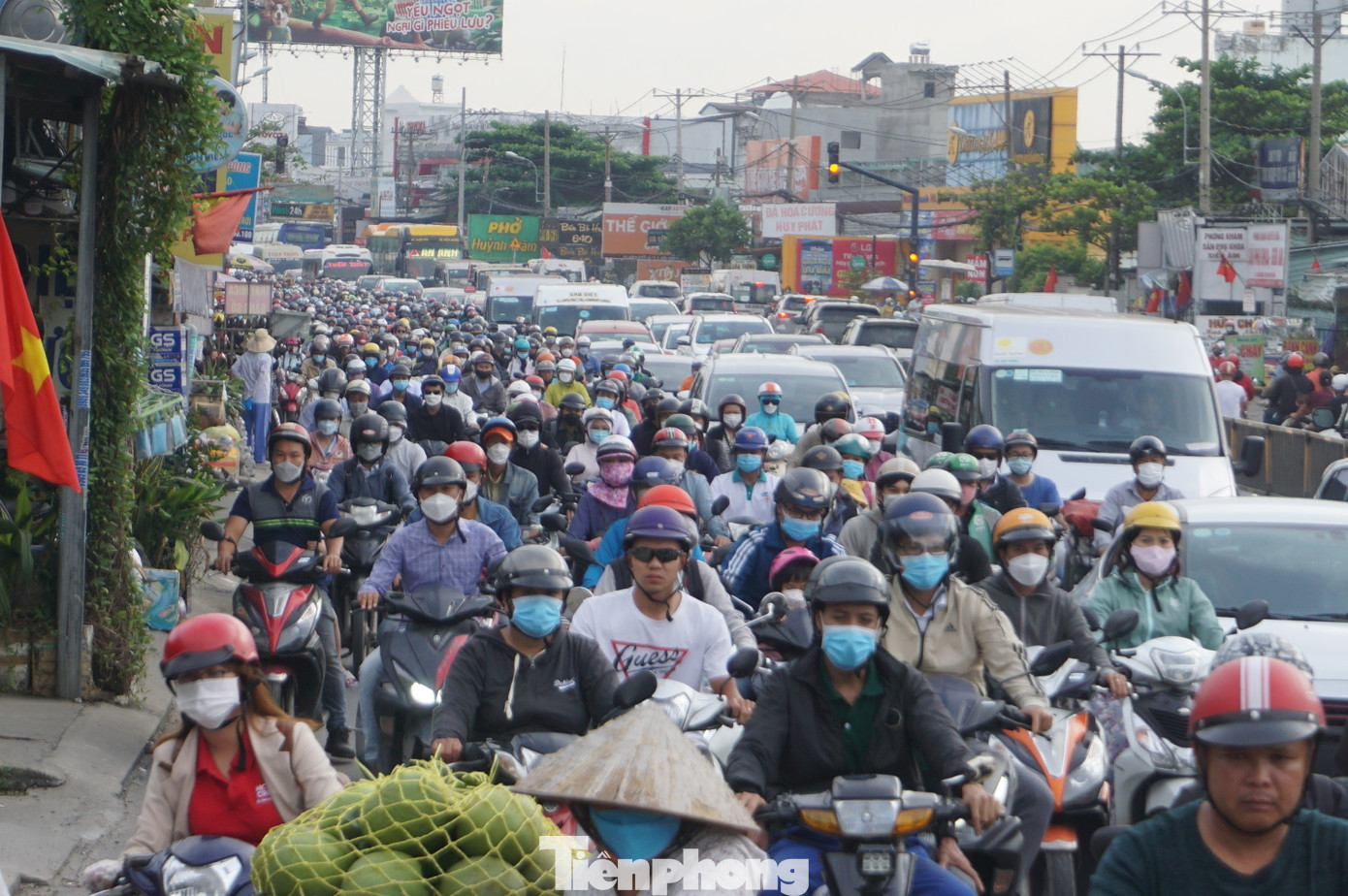 Ùn tắc giao thông trên quốc lộ 13 (TP Thủ Đức, TPHCM). Ùn tắc giao thông trên quốc lộ 13 (TP Thủ Đức, TPHCM).