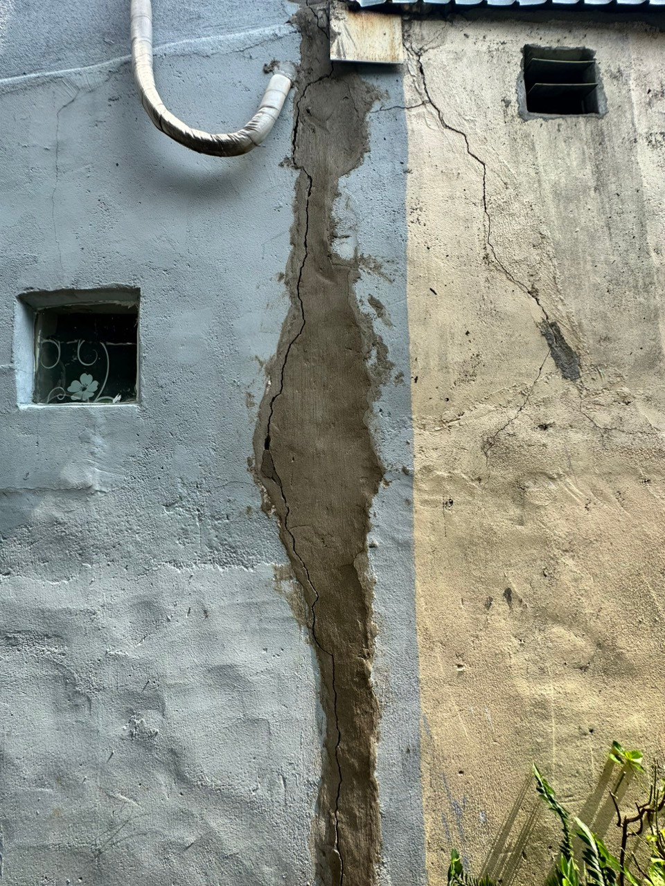 Một số căn nhà dọc bờ kênh Thanh Đa bị nứt. Ảnh: CTV Một số căn nhà dọc bờ kênh Thanh Đa bị nứt. Ảnh: CTV