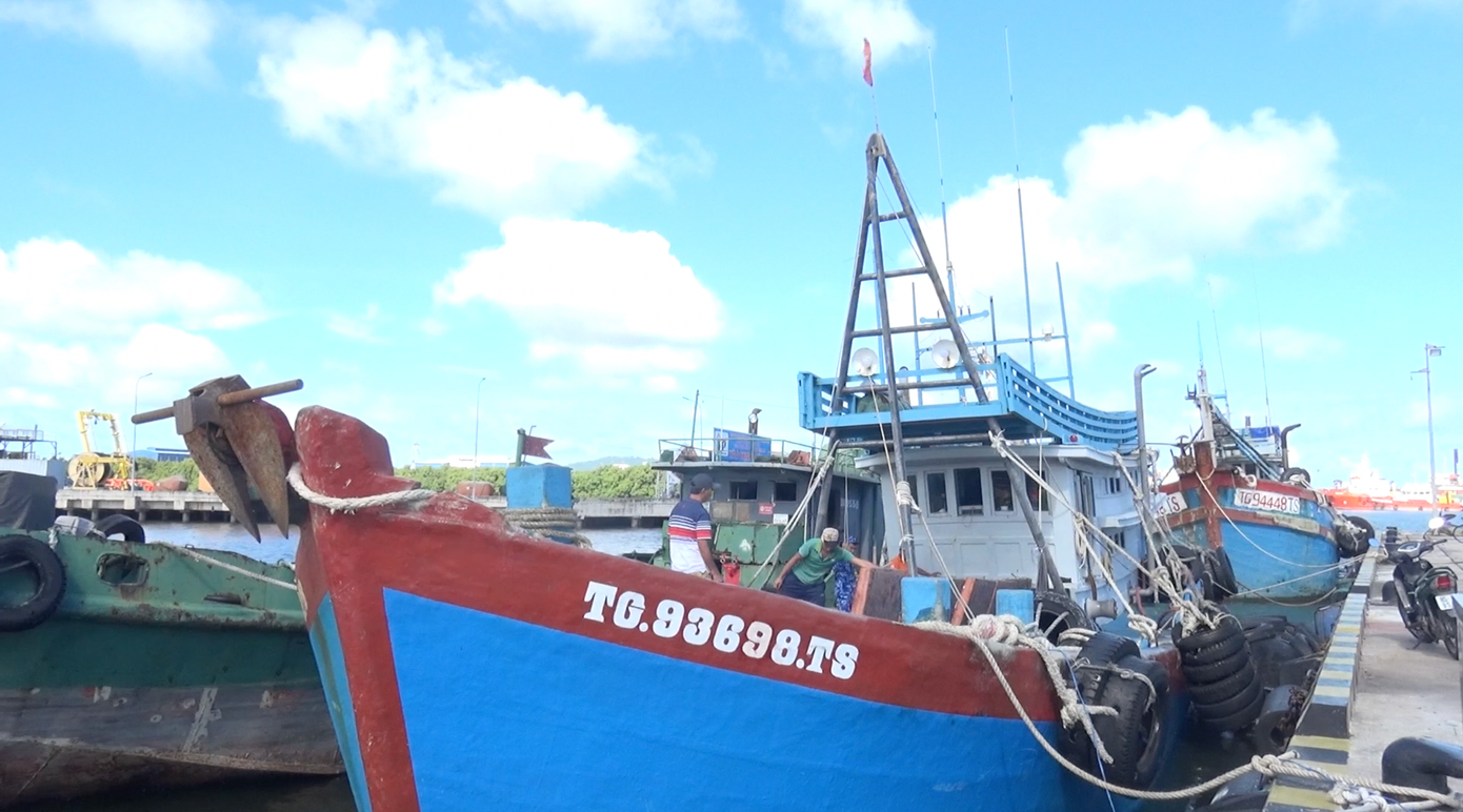 Tàu TG – 93698 TS được dẫn giải về đến cảng Hải đội 301, Bộ Tư lệnh Vùng Cảnh sát biển 3 tại TP Vũng Tàu vào sáng 29/6. Ảnh: Cơ quan chức năng cung cấp. Tàu TG – 93698 TS được dẫn giải về đến cảng Hải đội 301, Bộ Tư lệnh Vùng Cảnh sát biển 3 tại TP Vũng Tàu vào sáng 29/6. Ảnh: Cơ quan chức năng cung cấp.