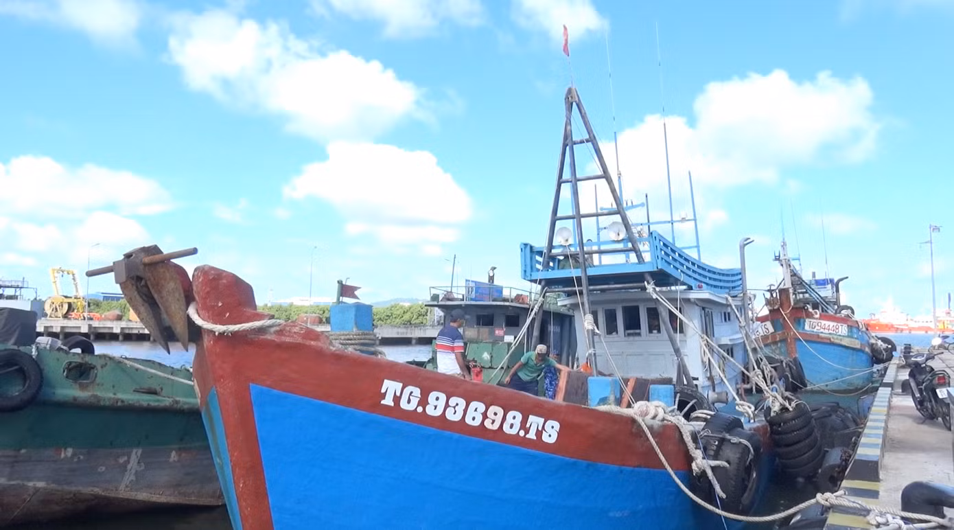 Tàu TG – 93698 TS được dẫn giải về đến cảng Hải đội 301, Bộ Tư lệnh Vùng Cảnh sát biển 3 tại TP Vũng Tàu vào sáng 29/6. Ảnh: Cơ quan chức năng cung cấp. Tàu TG – 93698 TS được dẫn giải về đến cảng Hải đội 301, Bộ Tư lệnh Vùng Cảnh sát biển 3 tại TP Vũng Tàu vào sáng 29/6. Ảnh: Cơ quan chức năng cung cấp.