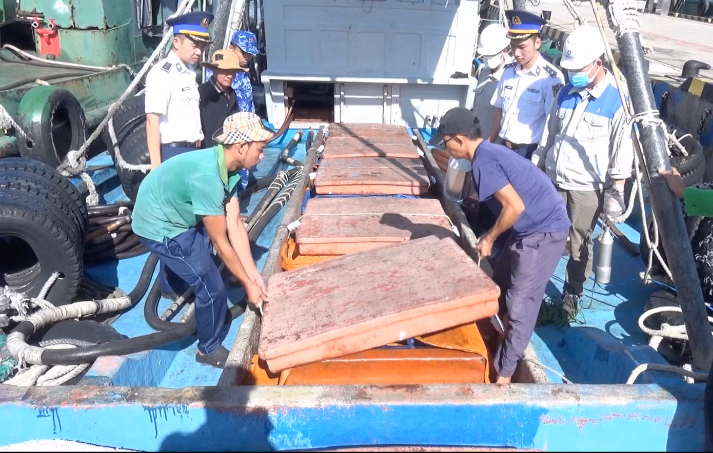 Lực lượng chức năng thực hiện kiểm tra hàng hóa trên tàu. Ảnh: Cơ quan chức năng cung cấp Lực lượng chức năng thực hiện kiểm tra hàng hóa trên tàu. Ảnh: Cơ quan chức năng cung cấp