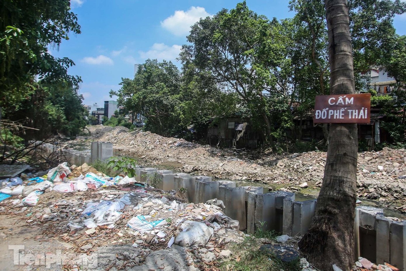 Liên tiếp các đợt mưa lớn diện rộng trong thời gian vừa qua khiến nhiều khu vực trên địa bàn Hà Nội xảy ra ngập lụt, việc một dự án tiêu thoát nước quy mô rất lớn chậm tiến độ sẽ khiến người dân bức xúc, nghi ngờ về sự hiệu quả của nó.