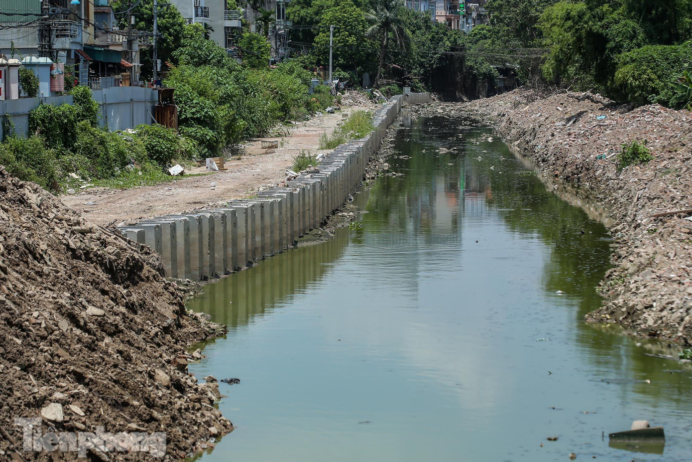 Kênh La Khê đã bị ô nhiễm từ lâu, dòng nước đen kịt, bốc mùi xú uế mỗi khi trời nắng và lượng nước trong kênh khô cạn.