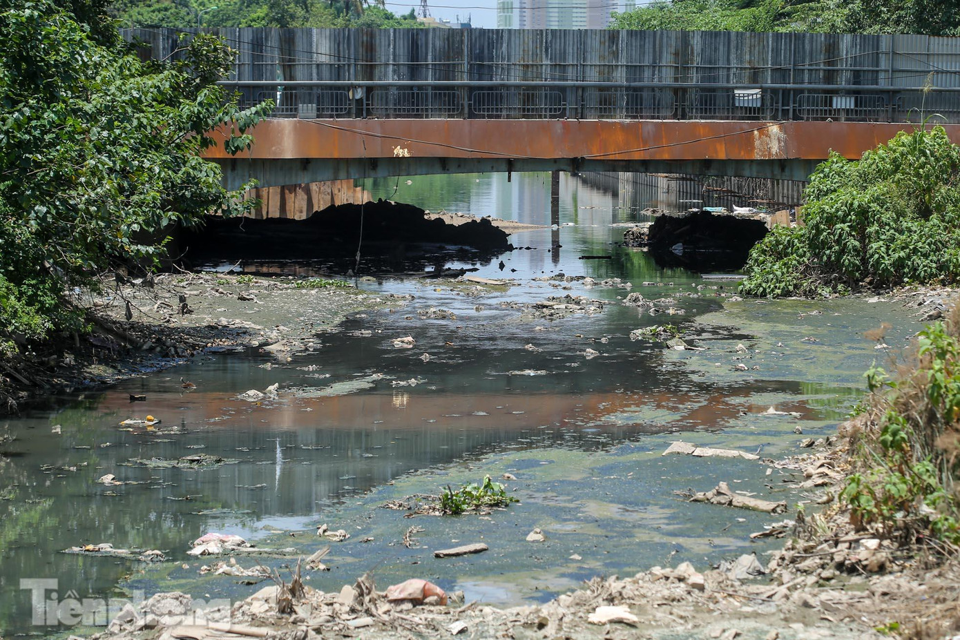 Nước từ những chỗ ngập không thể chảy về kênh La Khê và Trạm bơm tiêu Yên Nghĩa.