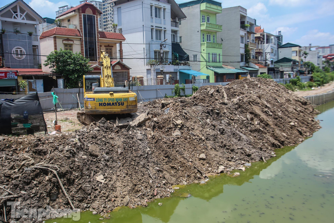 Máy móc tại công trình không còn hoạt động nhiều ngày.