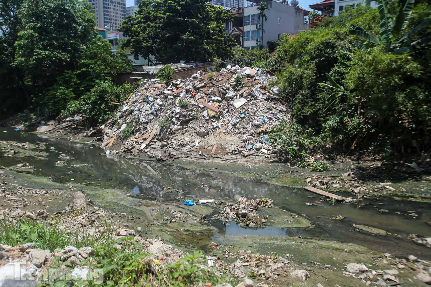 Nhiều khu vực vẫn chưa được làm bờ kè, hiện còn ngổn ngang nhiều hạng mục.