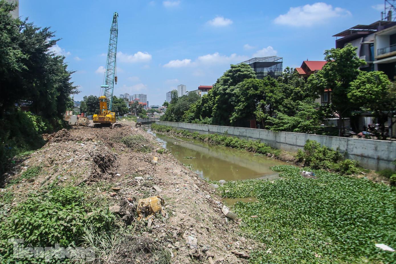 Theo ghi nhận của PV, hạng mục cứng hóa kênh La Khê dẫn nước về bể hút vẫn còn đang thi công dang dở, ngổn ngang mà chưa thể tiếp tục.