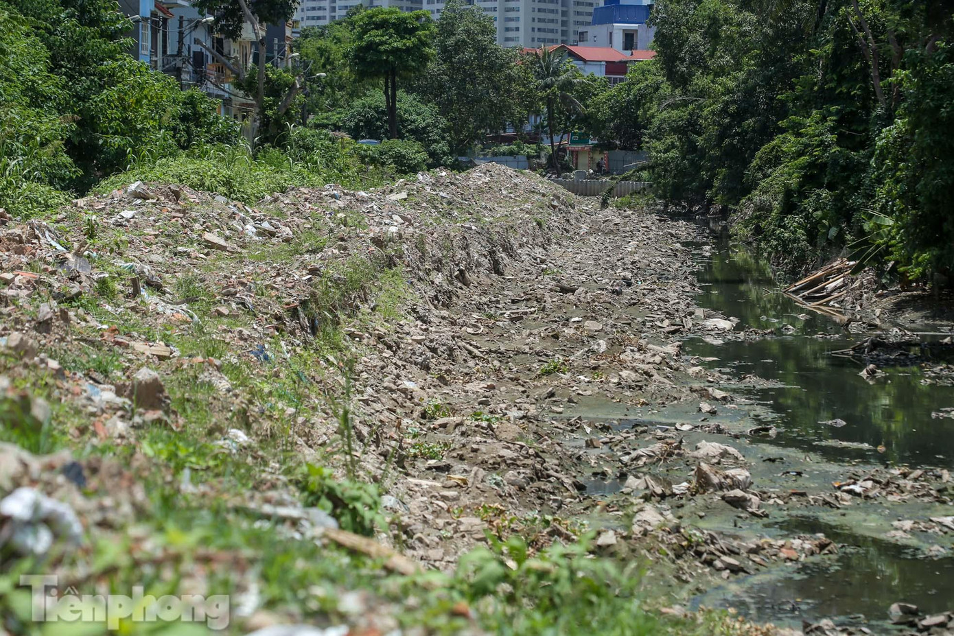 Hệ thống kênh dẫn nước La Khê dài 5,7km lấy nước từ sông Nhuệ chảy ra sông Đáy đang thi công dở dang khiến dòng chảy bị hạn chế.