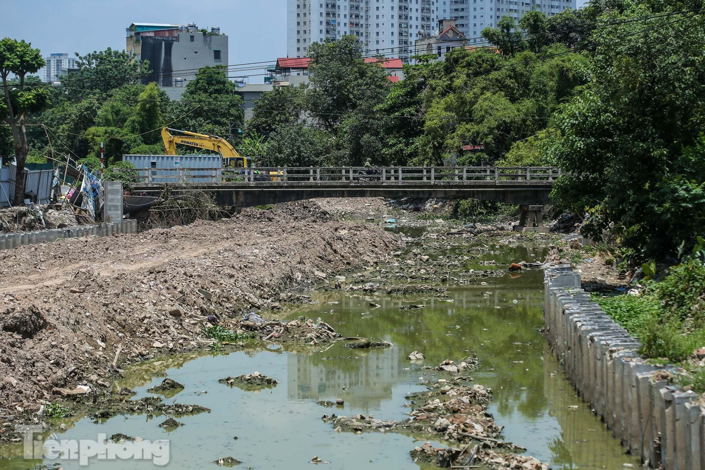 "Dự án quây tôn kéo dài 7 - 8 năm nay, nhiều đoạn vẫn chưa triển khai thi công do công tác GPMB chưa hoàn thiện, nhiều hộ dân chưa di dời, đồng thuận", người dân khu vực trên cho biết