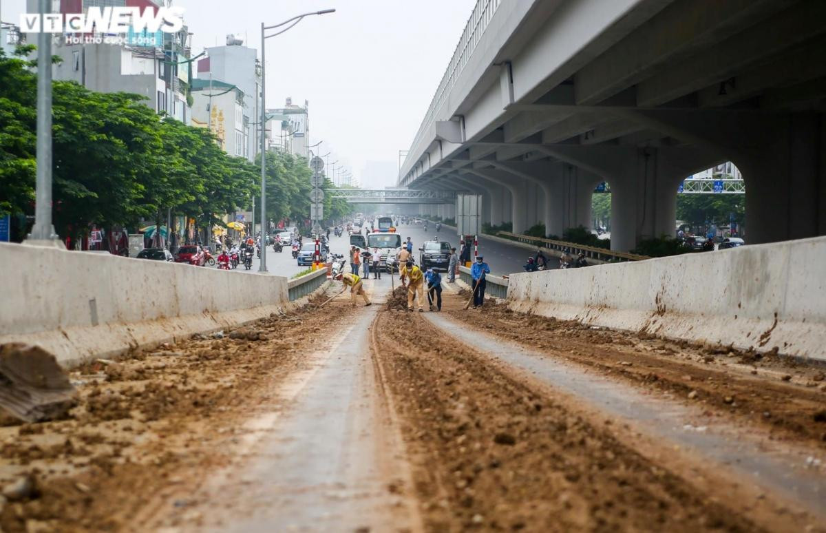 Sáng 8/6, tại khu vực đường dẫn lên Vành đai 3 trên cao, đoạn qua trước số nhà 336 Phạm Văn Đồng (quận Bắc Từ Liêm, Hà Nội) có lượng lớn bùn đất rơi vãi gây cản trở giao thông. Lượng bùn đất bị rơi vãi ra đường kéo dài 200m, có đoạn bùn đất cao gần 0,5m khiến các phương tiện không thể di chuyển qua.