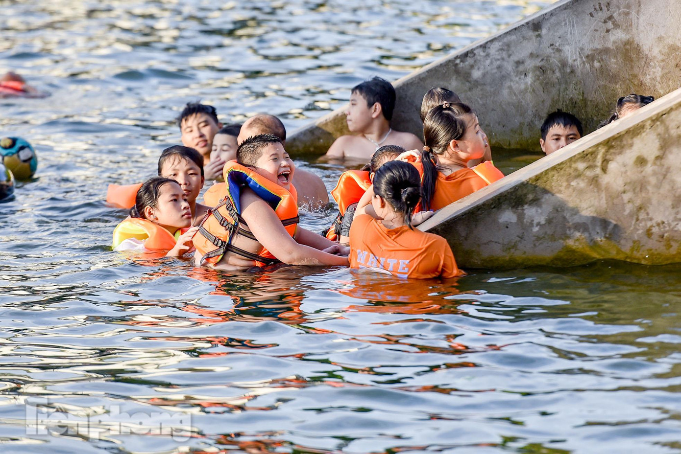 Càng về chiều muộn, lượng người đến ao để tắm giải nhiệt càng đông đúc.