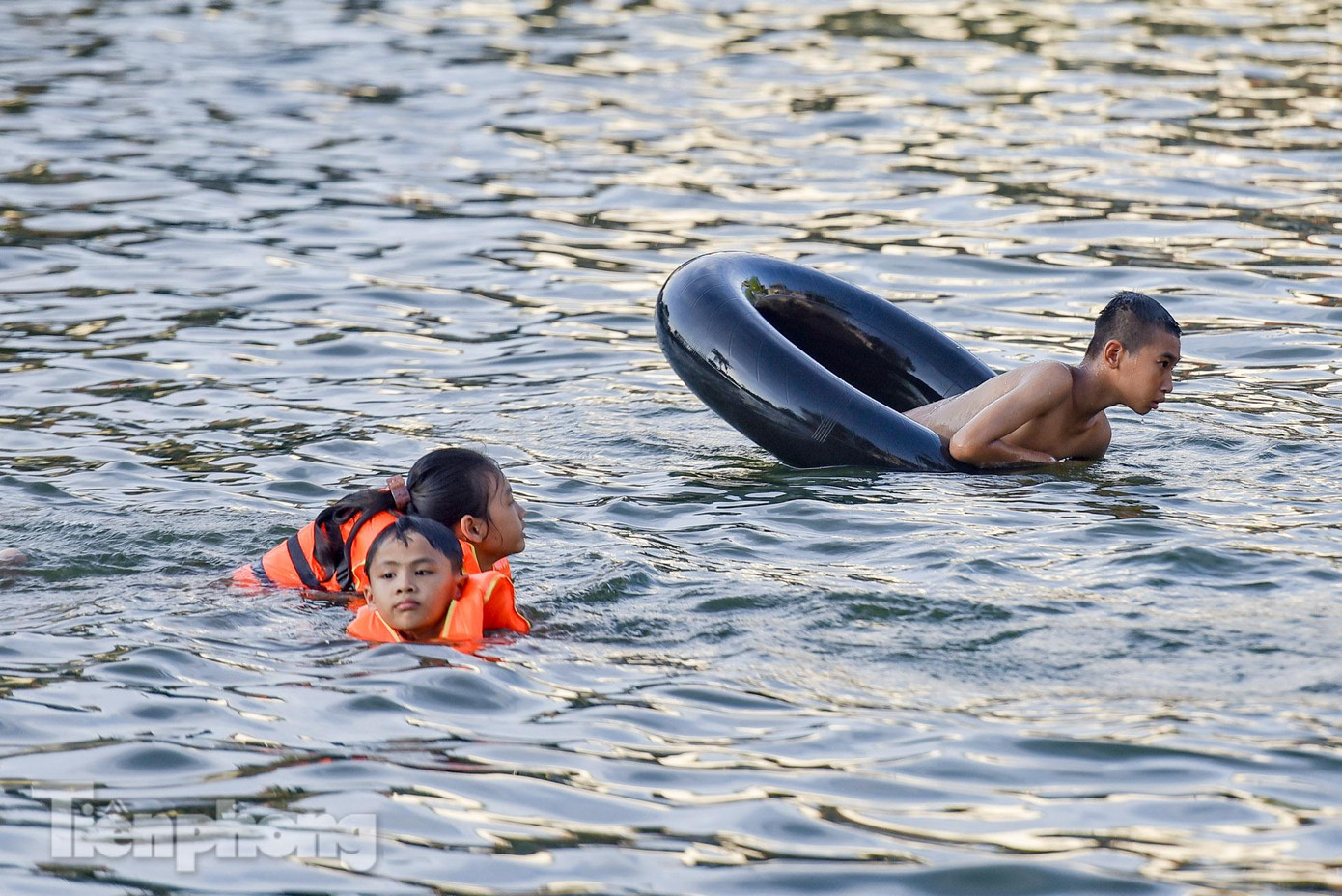 Mỗi năm ao làng Thiên sẽ được thay nước một lần, còn việc dọn vệ sinh được thực hiện hàng ngày để đảm bảo nước sạch cho người dân bơi lội.