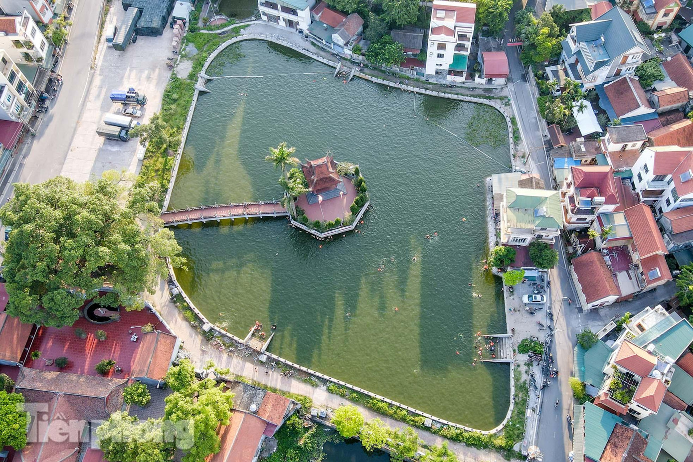 Ao làng Thiên rộng khoảng 700 m2, nhiều năm trước bèo phủ kín, không có người dọn dẹp nên rác thải, xác động vật chết nổi lềnh bềnh. Những năm gần đây, người dân trong xã đã kêu gọi đóng góp tiền cải tạo ao thành một "bể bơi khổng lồ" cho trẻ em tập bơi, tắm mát vào những ngày hè nắng nóng.