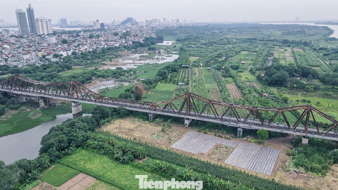 Tháng 5 vừa qua trên cầu Long Biên liên tiếp xảy ra các vụ việc tấm đan bị hư hỏng và rơi xuống sông Hồng. Từ đó xuất hiện "lỗ thủng" gây mất an toàn cho người tham gia giao thông.