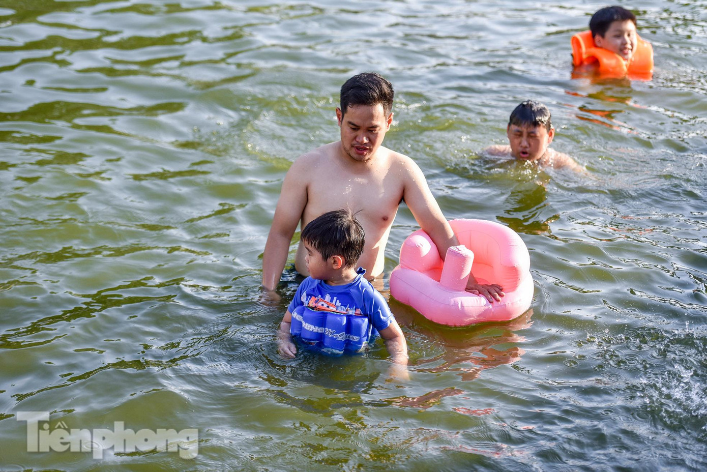 Để ao làng có thể trở thành "bể bơi", người dân xã Dương Liễu phải rút toàn bộ nước trong ao, dọn sạch rác thải, xử lý đáy ao. Số tiền quyên góp được dùng vào việc khoan giếng, bơm nước, đưa nguồn nước sạch vào ao.