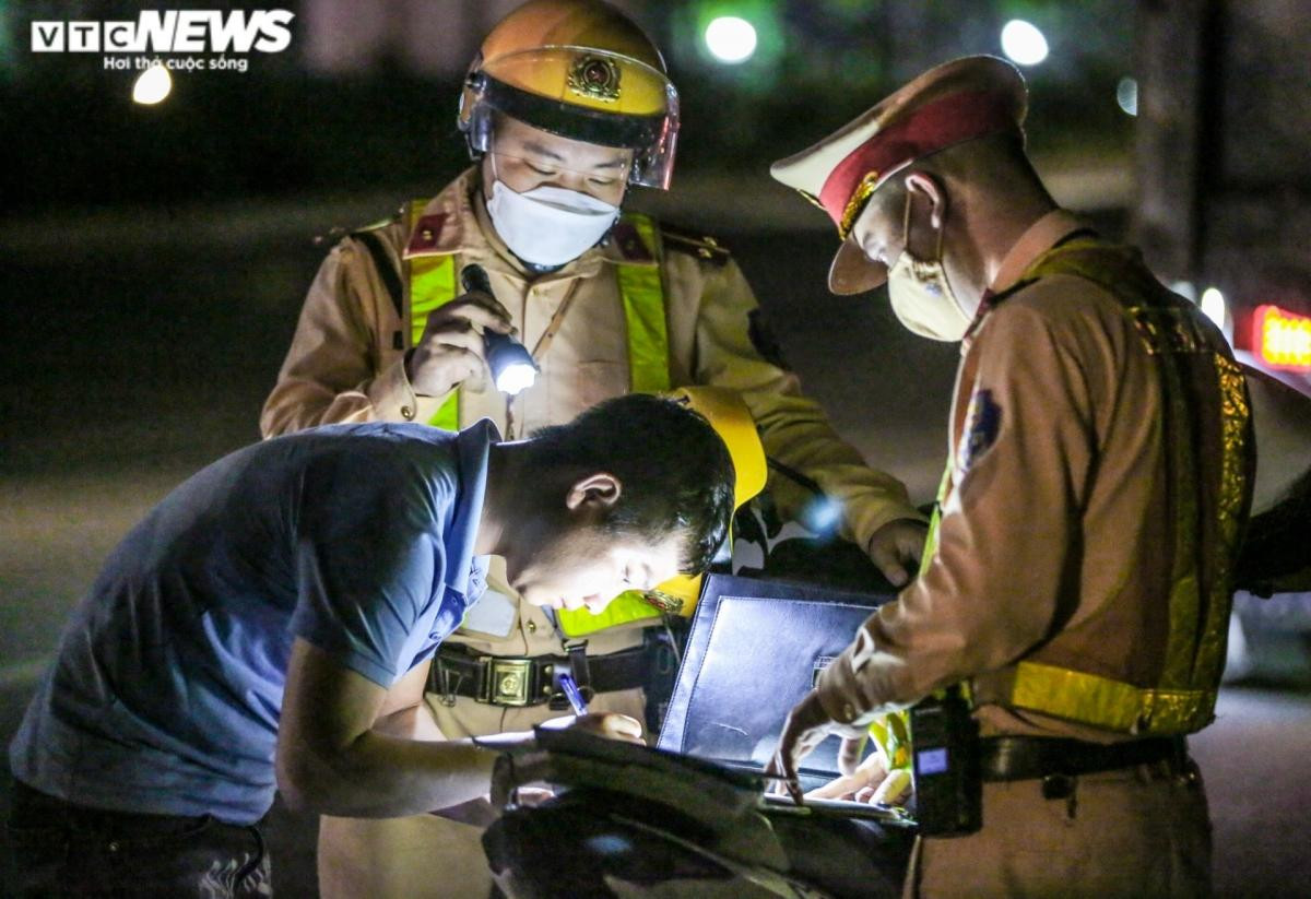 Trong tối 8/6, lực lượng CSGT xử phạt tài xế xe tải chở vật liệu xây dựng quá tải, không che chắn cẩn thận làm rơi vãi vật liệu ra đường.