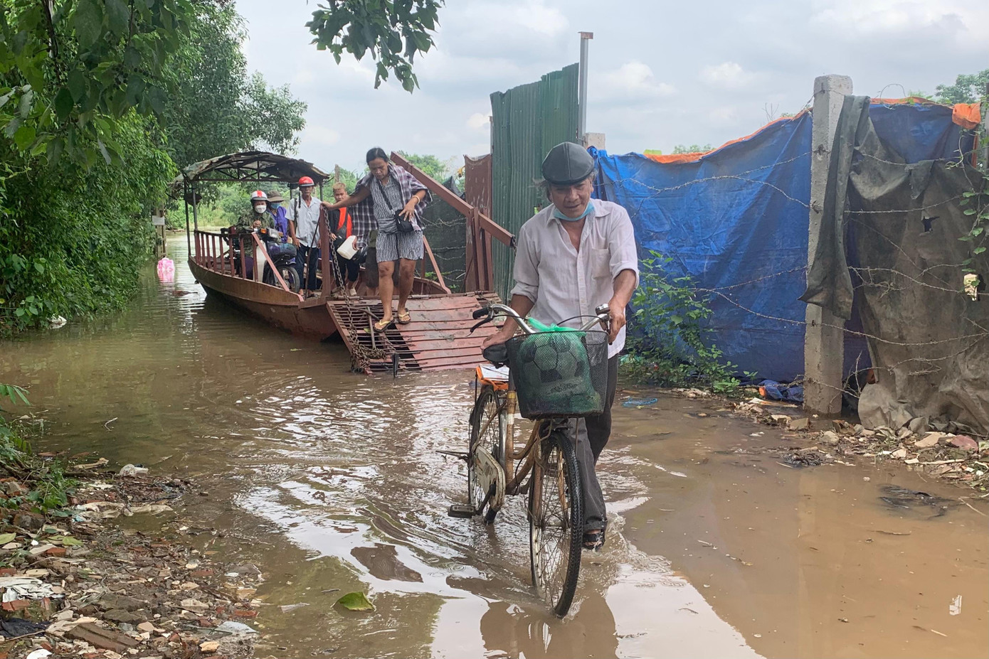 "Ba năm nay đoạn này mới ngập sâu như vậy, bên dưới nhiều cọc, đá hiểm trở nên bắt buộc phải đi đò, không có cách nào khác", một người dân sống tại bãi giữa cho biết. "Ba năm nay đoạn này mới ngập sâu như vậy, bên dưới nhiều cọc, đá hiểm trở nên bắt buộc phải đi đò, không có cách nào khác", một người dân sống tại bãi giữa cho biết.