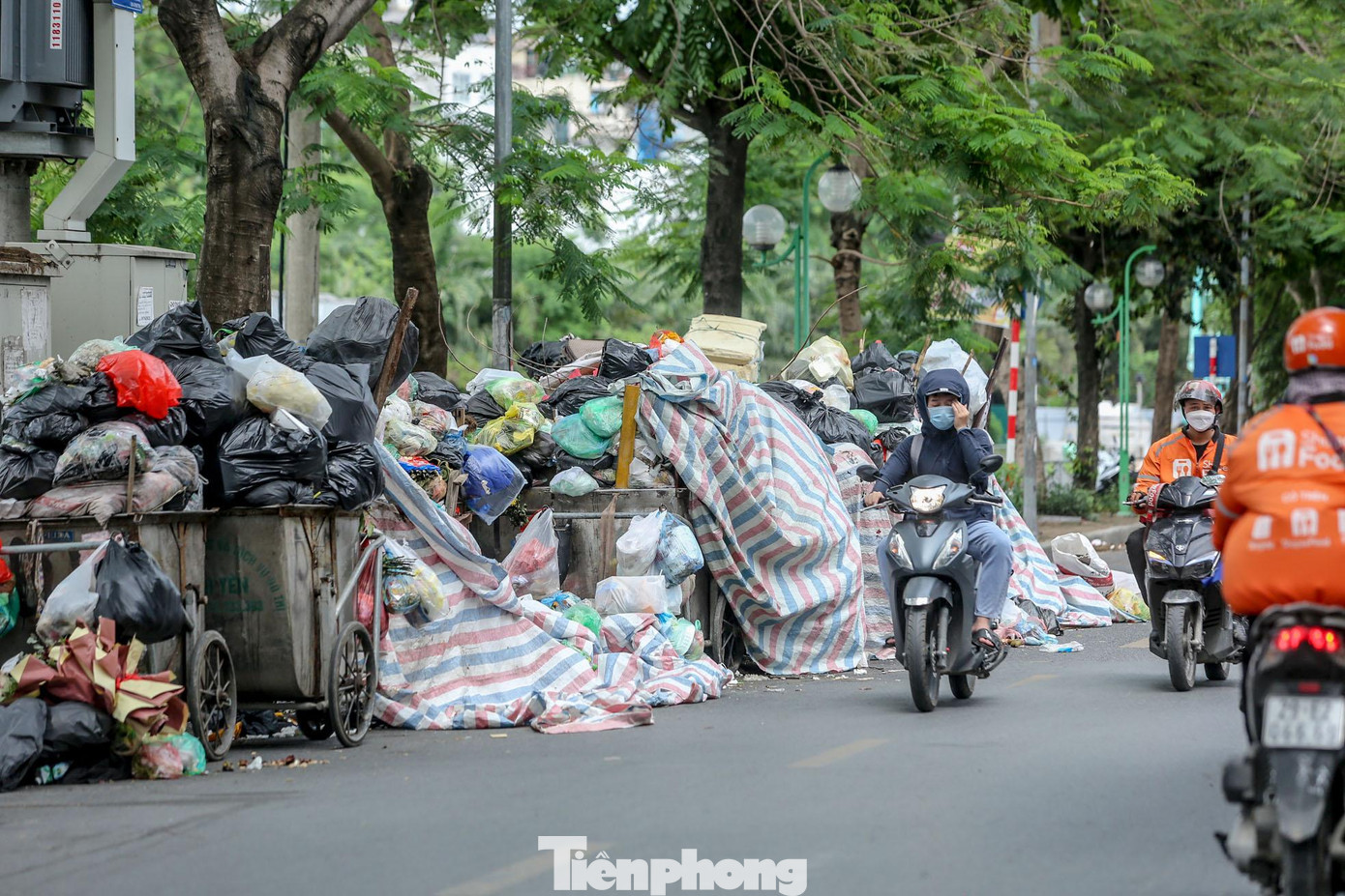 Người dân chỉ biết lắc đầu ngao ngán khi đi qua điểm tập kết rác.