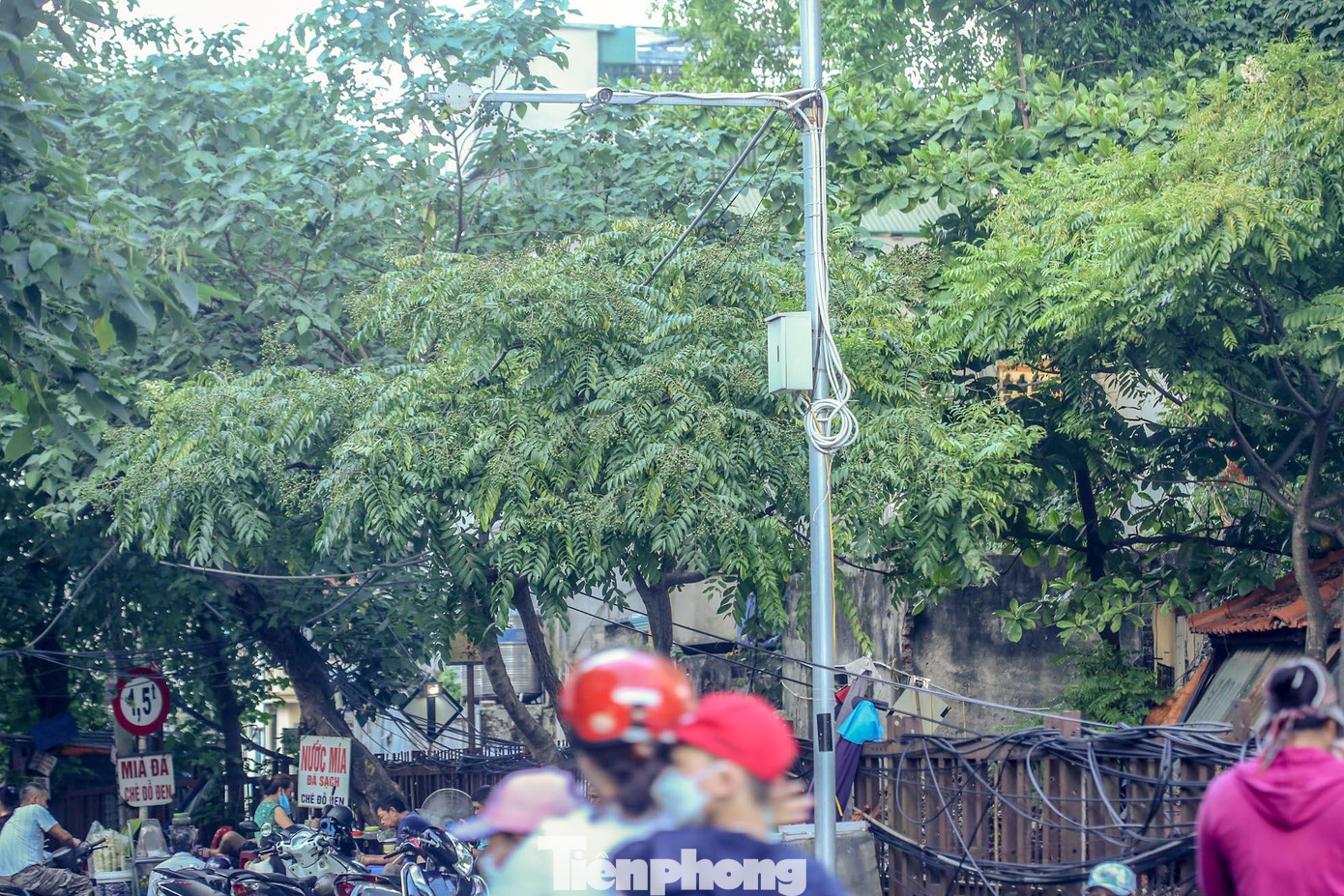 Camera an ninh được quận Long Biên lắp đặt.