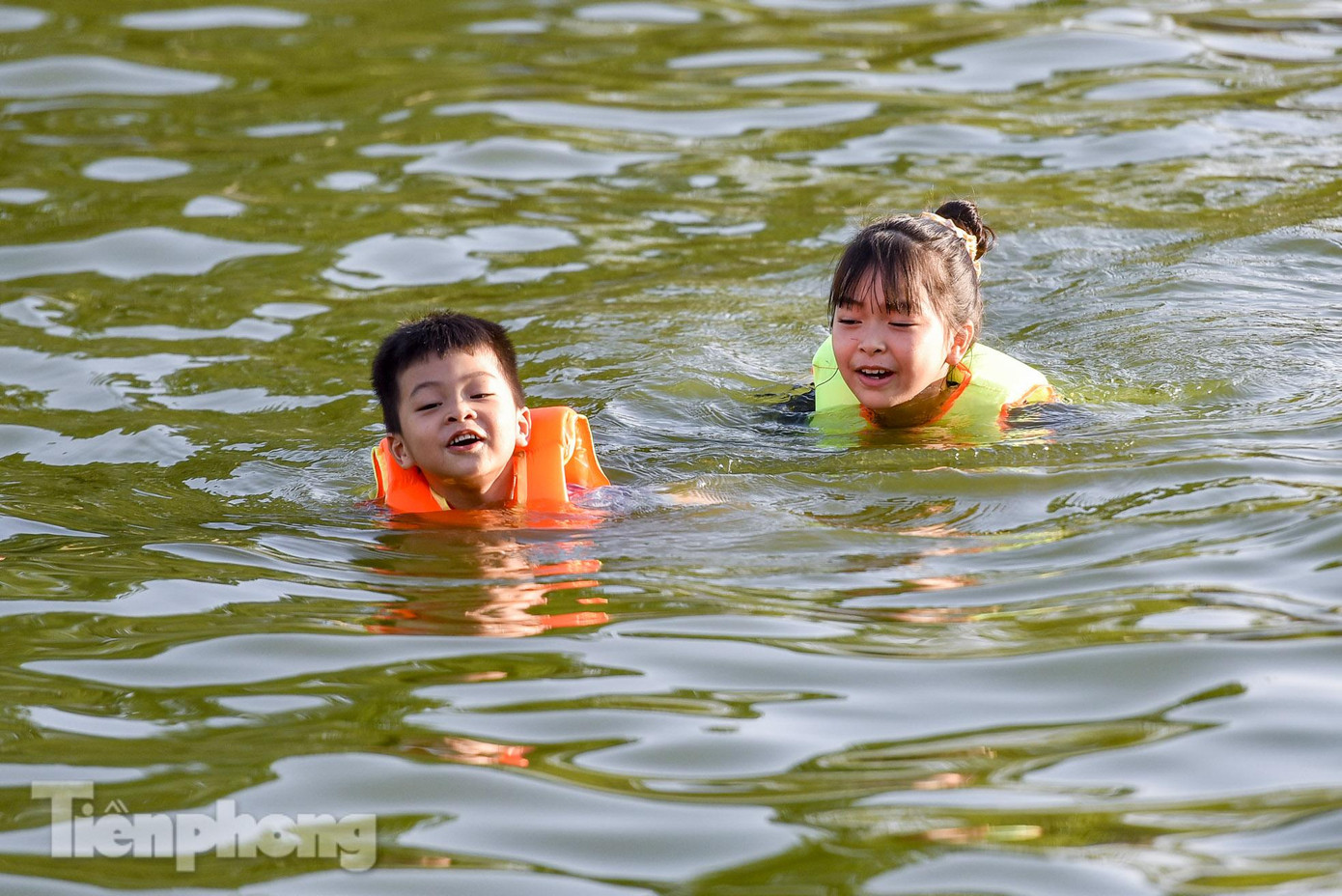 Nhờ ao làng trở thành bể bơi miễn phí mà giờ hầu như trẻ em trong xã Dương Liễu đều đã biết bơi.